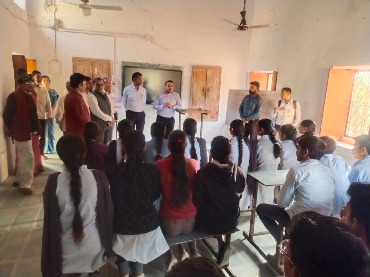 जिला कलक्टर ने पूलासर विद्यालय के विद्यार्थियों से किया संवाद
