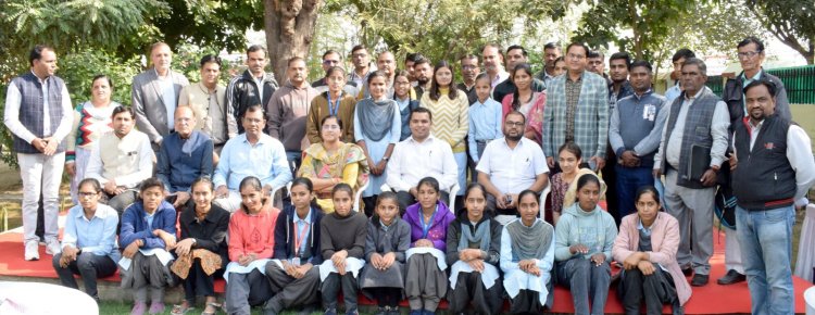 चूरू में 'पुस्तक संवाद': कलक्टर सुराणा की अनूठी पहल, बच्चों में किताबों के प्रति जागरूकता