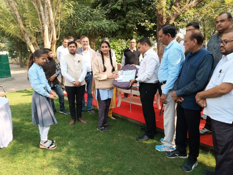 सार लेखन में जिला स्तर पर चयनित सूफिया शेख को जिला कलेक्टर ने किया सम्मानित