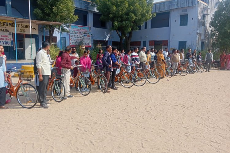 राज्य सरकार द्वारा 9 की छात्र को साइकिल की वितरण।