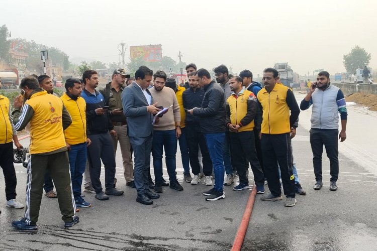 जिला कलक्टर डॉ. जितेंद्र कुमार सोनी के नेतृत्व में बड़ा हादसा टला: चंदवाजी में केमिकल से भरा टैंकर पलटा