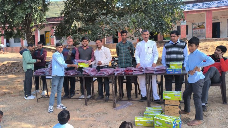 बच्चों को सर्दी में जर्सी व जूते वितरित