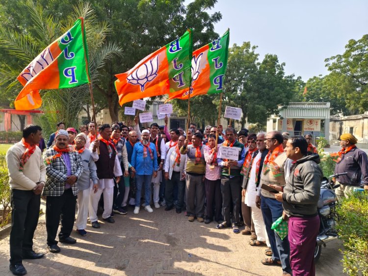 नगरपालिका की अनियमितताओं पर जनता का गुस्सा, एसडीएम को सौंपा ज्ञापन