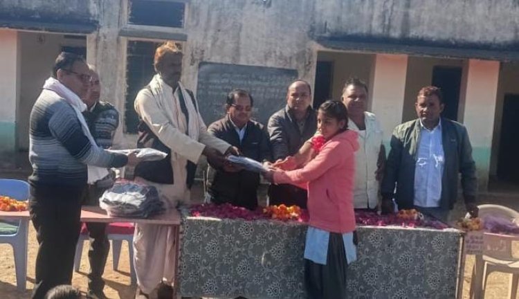 विद्यालय स्टाफ की ओर से नन्हे मुन्ने बच्चों को गर्म जर्सी का किया वितरण