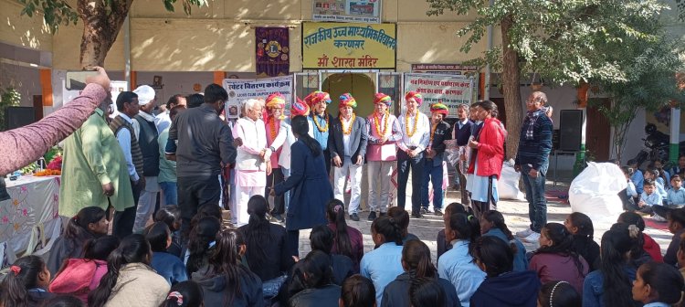 चार सौ बालिकाओं को  निःशुल्क स्वेटर वितरित 