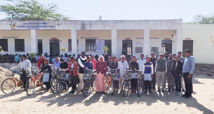 सरपुरा विद्यालय में बालिकाओं को वितरित की गई साइकिलें, खिले चेहरे