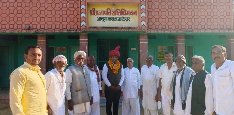 प्रजापति समाज ने एडवोकेट कठोड़ का किया सम्मान