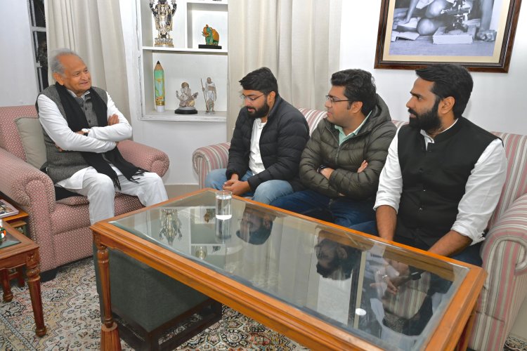 रामगढ़ उपचुनाव को लेकर आर्यन जुबेर ने कांग्रेस के वरिष्ठ नेताओं से की मुलाकात   - जयपुर प्रवास के दौरान अशोक गहलोत और गोविंद डोटासरा से चर्चा  