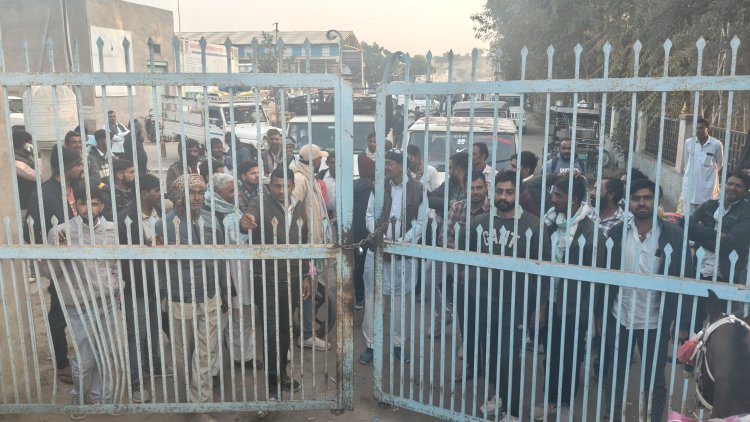 मूंगफली और मूंग की तुलाई बंद: सरदारशहर मंडी में बारदाना की किल्लत पर किसानों का हंगामा   - मुख्य गेट पर ताला लगाकर सरकार और अधिकारियों के खिलाफ प्रदर्शन