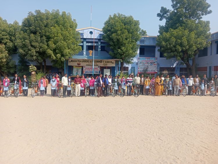 राज्य सरकार द्वारा 9 की छात्र को साइकिल की वितरण।