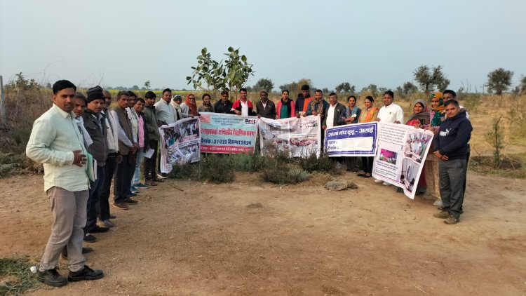 विभिन्न जिलों से आयें संस्था प्रतिनिधियों ने कचनारिया ग्राम में मॉडल देवबनी का किया भ्रमण
