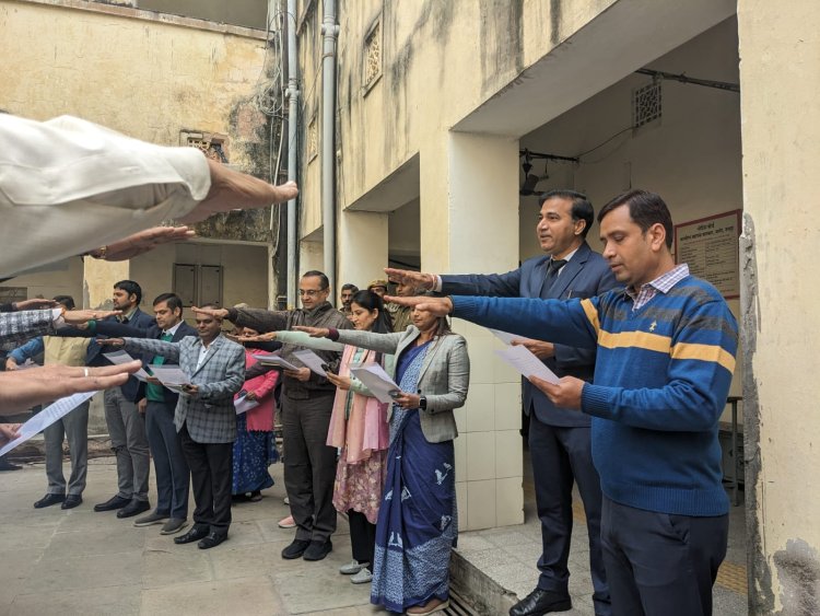 सुशासन सप्ताह: जिला कलेक्टर डॉ. सोनी के नेतृत्व में शपथ ग्रहण कार्यक्रम आयोजित