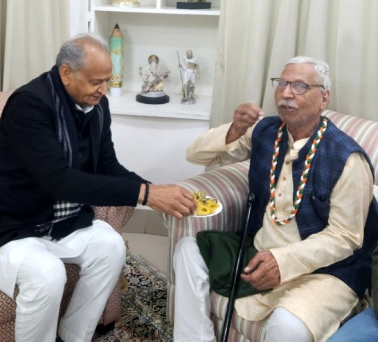 सहपाटी से 52 साल बाद मिलकर भावुक हुए अशोक गहलोत