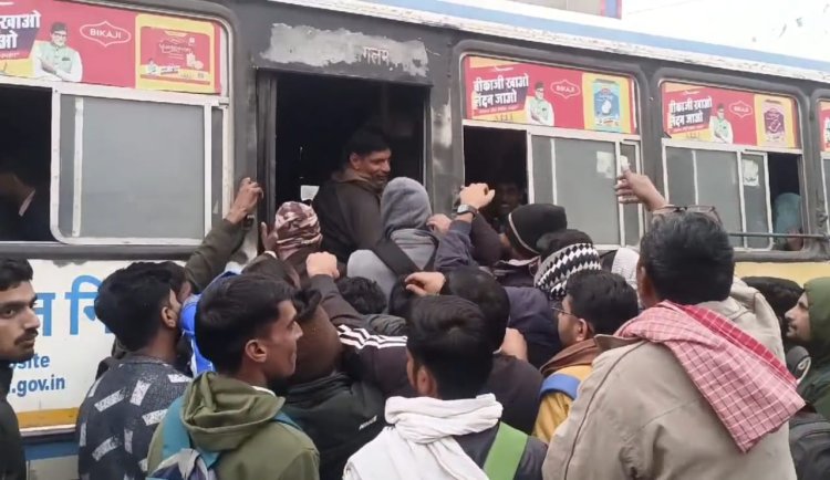 निशुल्क यात्रा बनी चुनौती: रोडवेज बसों में लटककर परीक्षा केंद्र पहुंचने को मजबूर परीक्षार्थी