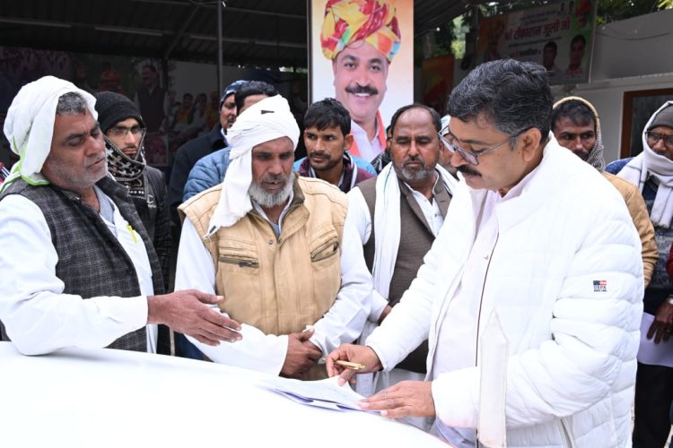नेता प्रतिपक्ष टीकाराम जूली ने पहले की जनसुनवाई फिर लगाए भाजपा की राज्य सरकार पर आरोप