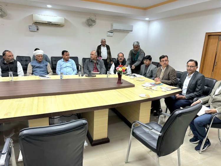 सांसद उम्मेदाराम बेनीवाल की पहल पर मोहनगढ़ के किसानों की समस्याओं का समाधान