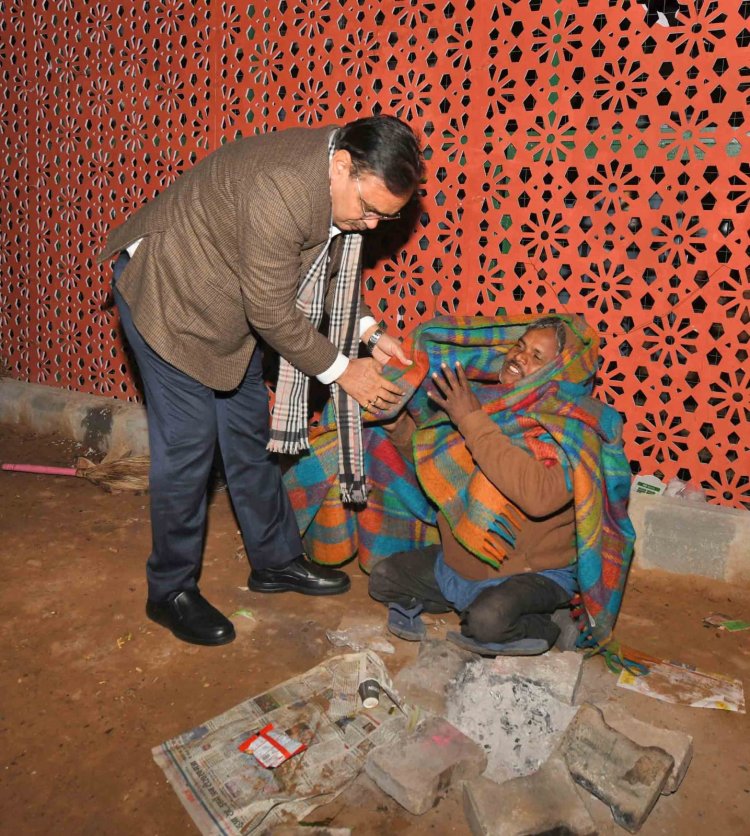 सीएम भजनलाल ने रैन बसेरे का किया निरीक्षण, कंबल बांटे