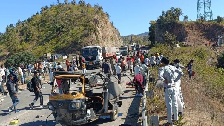 अनियंत्रित ट्रेलर ने टैंपो को मारी टक्कर  भीषण सड़क हादसे में 5 की मौत, 9 घायल 