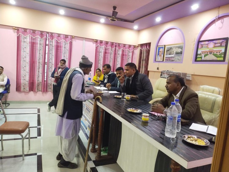 बनियाला में रात्रि चौपाल: कलेक्टर ने सुनी जन समस्याएं, दिए त्वरित समाधान के निर्देश