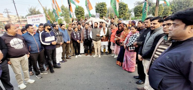 विधूड़ी की अभद्र टिप्पणी पर अलवर कांग्रेस का विरोध प्रदर्शन, पुतला फूंका