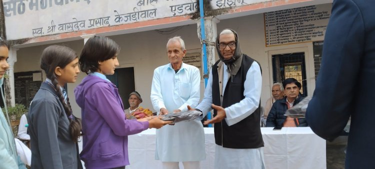 सेठ भगवानदास केजरीवाल विद्यालय में स्वेटर वितरित 
