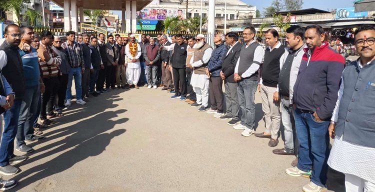 शाहपुरा जिला संघर्ष समिति द्वारा काले रिबीन बांधकर विरोध दर्ज कराया
