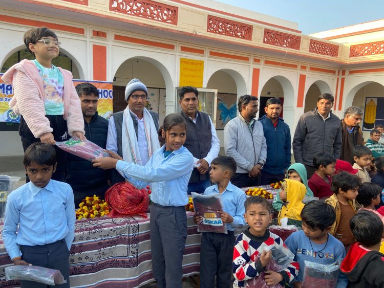 डॉक्टर दंपति ने जरूरतमंद बच्चों को स्वेटर बांटे