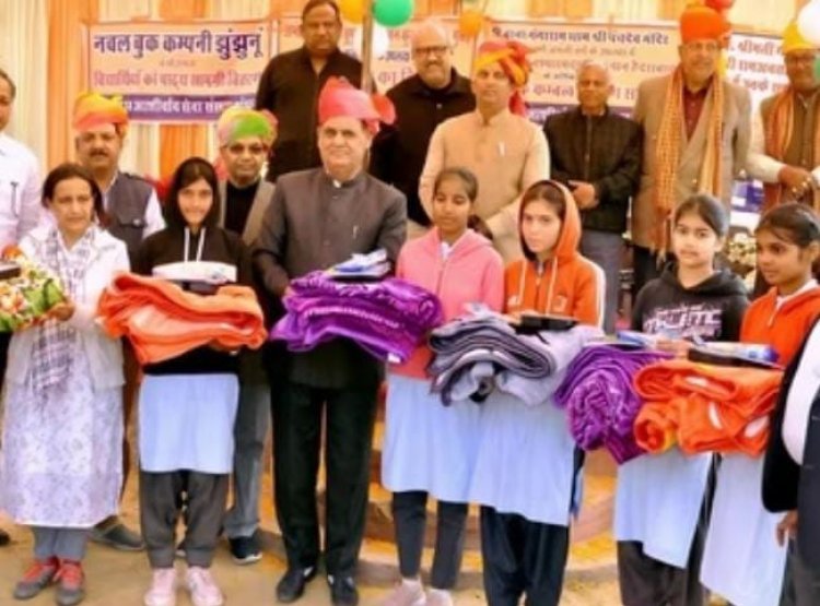 सरकारी स्कूल के विद्यार्थियों को दी कानून की जानकारी  - बच्चों को कंबल और पाठ्य सामग्री भी बांटी