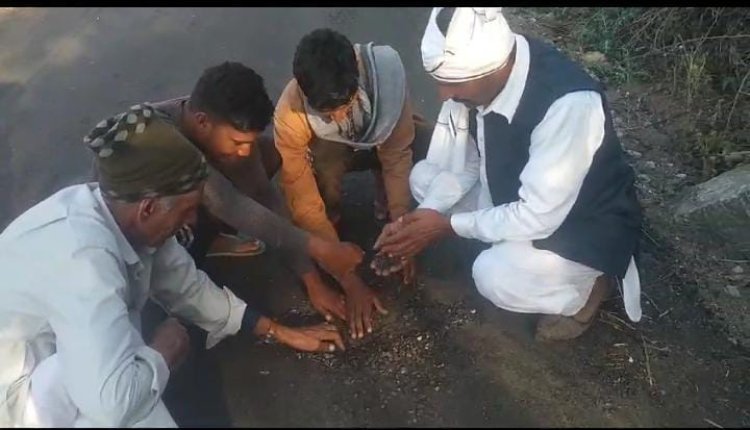 भ्रष्टाचार की सड़क बनने के एक माह बाद ही टूटने लगी