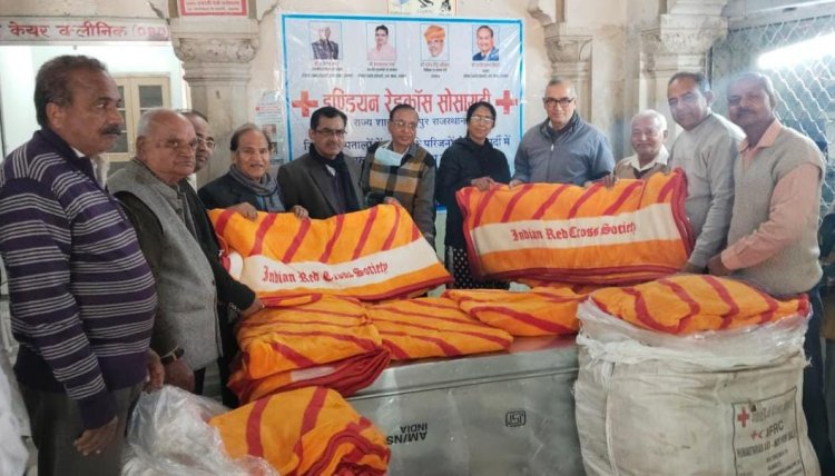 रेड क्रॉस का मानव सेवा मिशन: अलवर अस्पताल को 40 कंबल और लोहे का ट्रंक प्रदान 