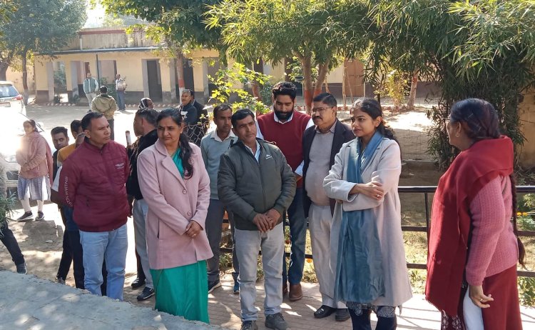 जिला कलक्टर का लक्ष्मणगढ़ दौरा: जनसुनवाई, स्कूल और कृषि परियोजनाओं का निरीक्षण