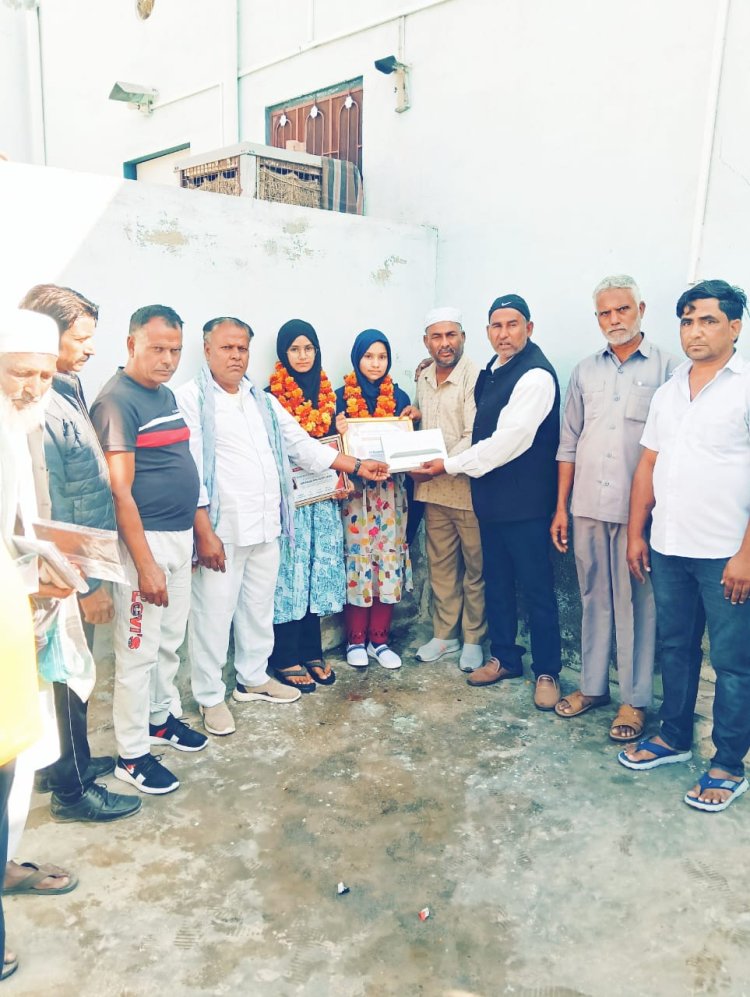 इरम को मिला टैबलेट, लोगों ने किया खुशी का इजहार