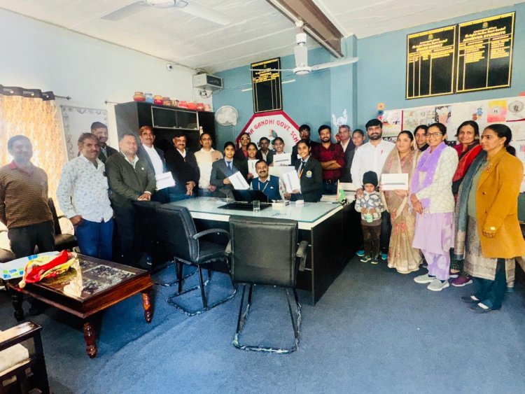 होनहार विद्यार्थियों को किया टैबलेट प्रदान 