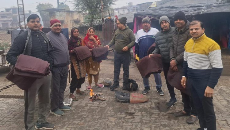 लायंस क्लब खैरथल मंडी ने गर्म ऊनी कंबल, दस्ताने और टोपे किए भेंट