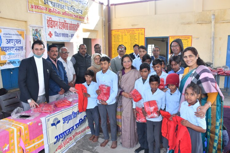 रेडक्रॉस सोसायटी ने कबीर विद्यालय में 130 विद्यार्थियों को बांटे स्वेटर 