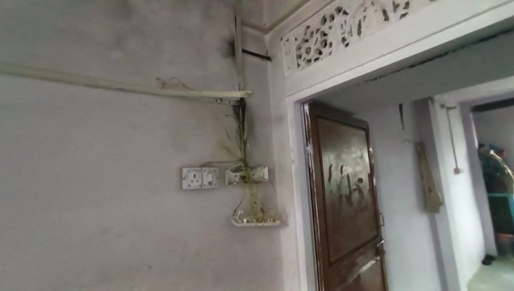 मकान की छत पर गिरी बिजली