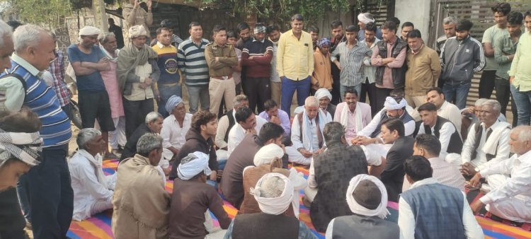 कोटखावदा बिजली विभाग कार्यालय के सामने धरने पर बैठे किसान