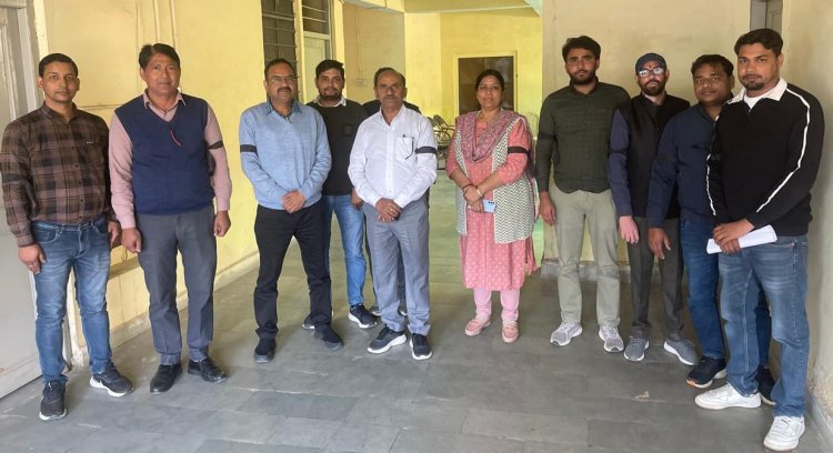प्रादेशिक परिवहन कार्यालय में काली पट्टी बांधकर किया गया विरोध प्रदर्शन