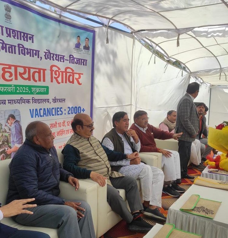 जिला कलक्टर ने किया रोजगार मेले का निरीक्षण
