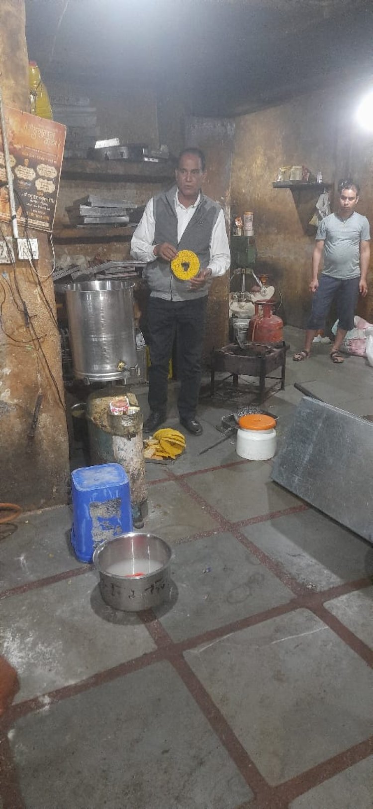 10 किलो अवधिपार घी नष्ट करवाया, खाद्य सामग्री के 8 नमूने लेकर प्रयोगशाला भेजें