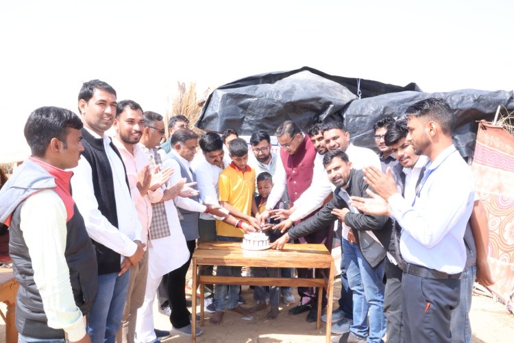 पराक्रम राठौड़ के जन्मदिन पर झुगी झोपड़ी के बच्चों के बीच काटा केक