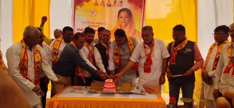वसुंधरा राजे के जन्मदिन पर गायों को गुड़ खिलाया