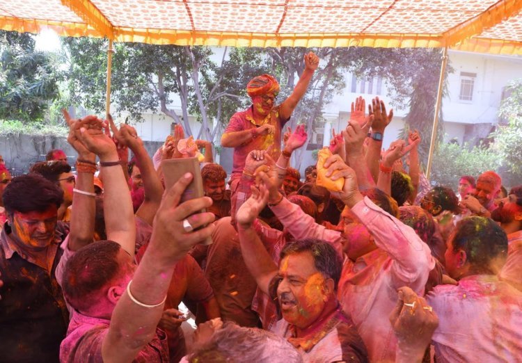 कार्यकर्ताओं के साथ डॉ. सतीश पूनियां ने खेली होली, जमकर उड़ा अबीर-गुलाल