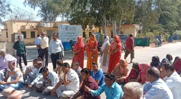 गर्मियों से पहले ही पेयजल संकट, आक्रोशित महिलाओं ने फोड़े मटके