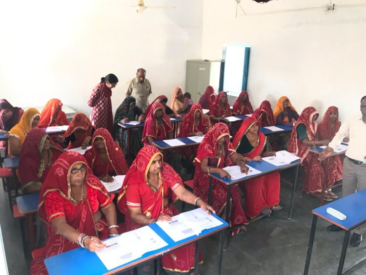 नवसाक्षर पहुंचे बुनियादी साक्षरता परीक्षा देने