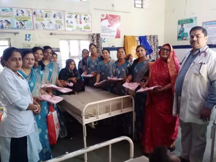 अपना घर सेवा समिति की महिलाओं ने नवरात्रि के अवसर पर सामान्य चिकित्सालय बाड़ी में किया वस्त्र वितरण कार्यक्रम।