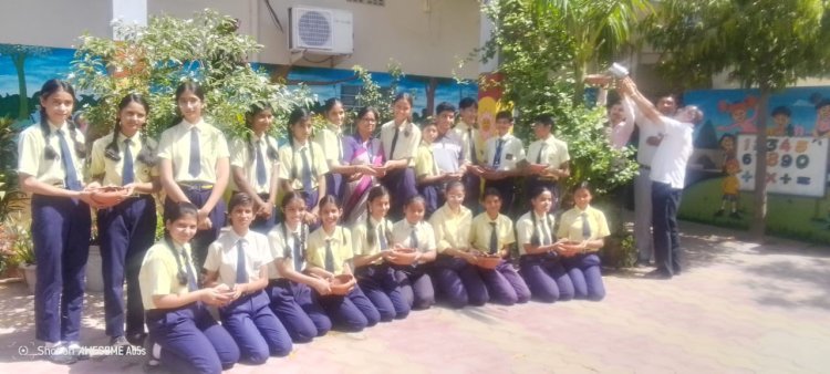 कैम्ब्रिज स्कूल ने दिखाई मिसाल, गर्मियों में पक्षियों के लिए लगाए परिंडे, बच्चों को बांटे 21 सकोरे