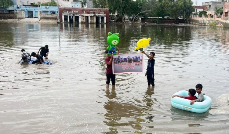 सुजानगढ़ के स्टेडियम में भरे पानी को बताया 'निलोफर झील': नेता प्रतिपक्ष से कराया लोकार्पण, बच्चों को गंदे पानी में उतारकर लापरवाही की हद पार