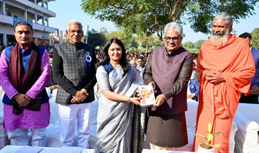 केंद्रीय मंत्री यादव ने नारायणी देवी महाविद्यालय में पुस्तक विमोचन कार्यक्रम में की शिरकत परिवार के संस्कार ही व्यक्ति को बुराइयों की ओर जाने से रोकते हैं - केंद्रीय मंत्री यादव