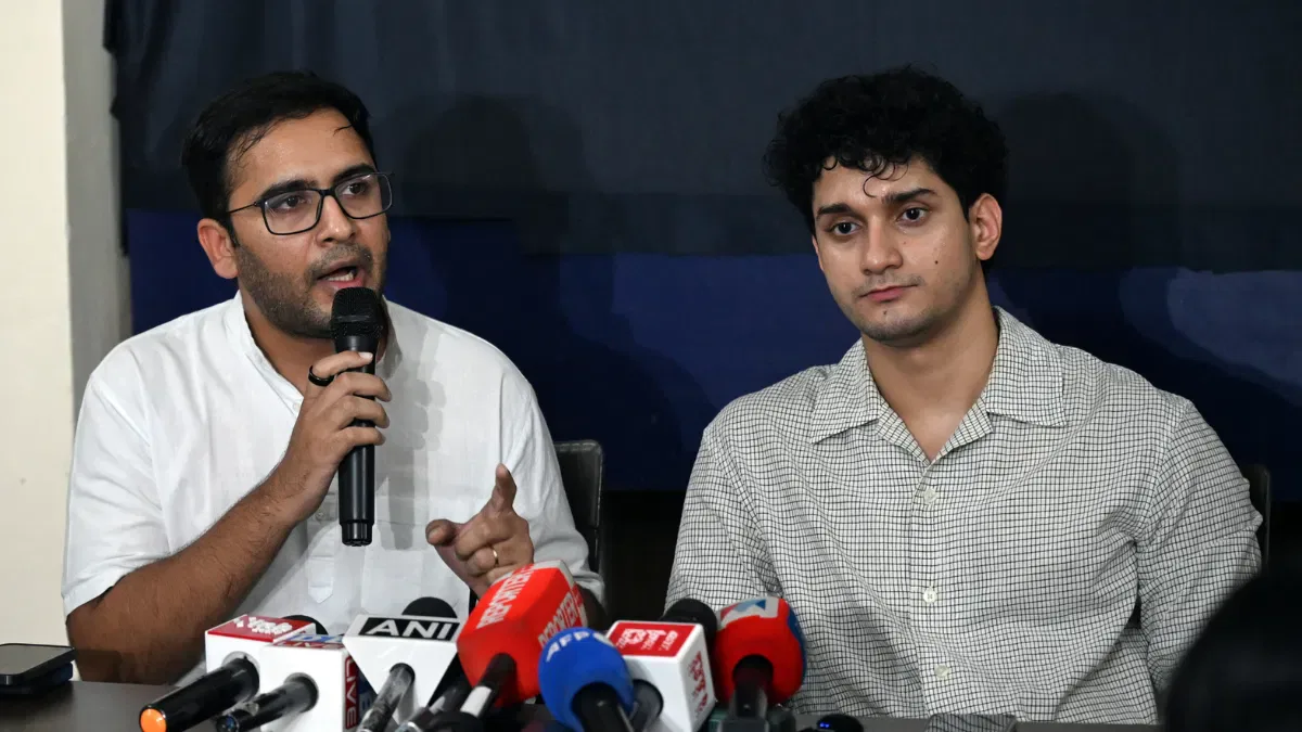 केंद्रीय मंत्री जेपी नड्डा के साथ वार्ता के लिए दिल्ली रवाना हुए कॉकरोच जनता पार्टी के प्रतिनिधि